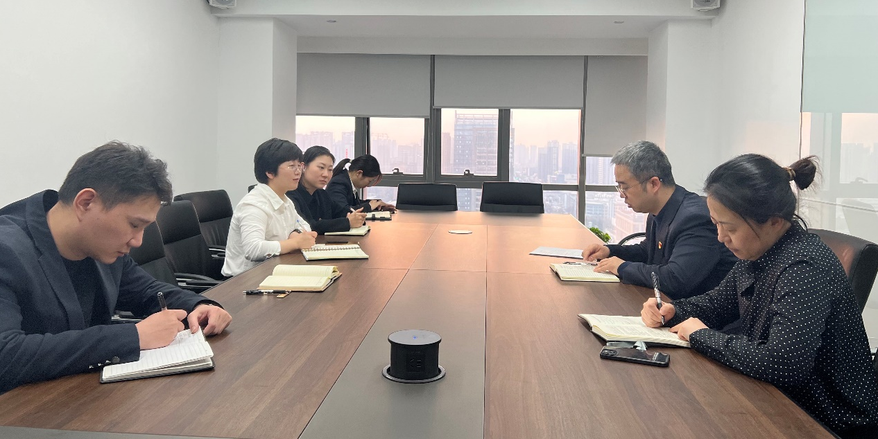 努力把準斗爭方向，堅定斗爭意志——法律事務中心召開會議傳達黨課精神